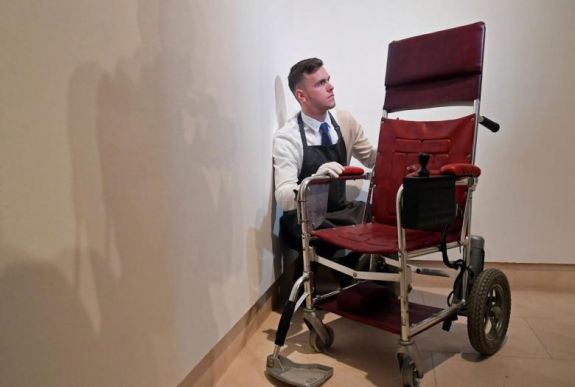 Ennyiért kelt el Hawking kerekesszéke