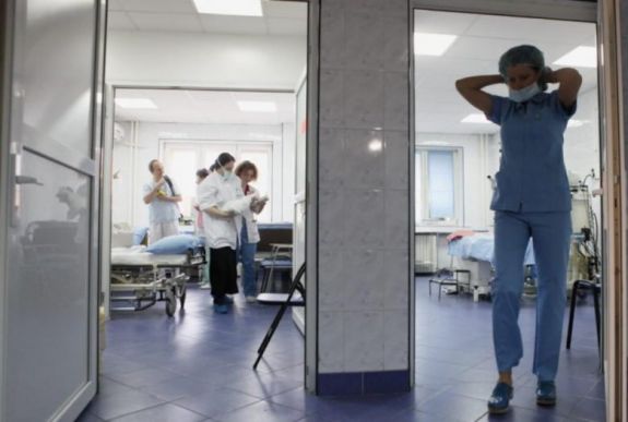 A napi 8 óra valójában 5: miért nem töltenek többi időt a betegekkel az orvosok?