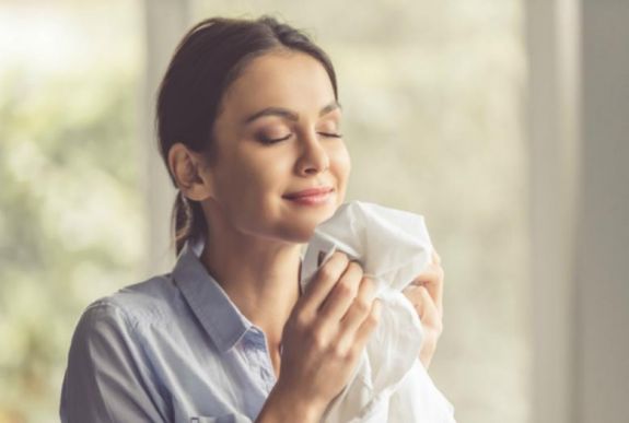 Csökkenti a stresszt, ha párunk pólóját szagolgatjuk