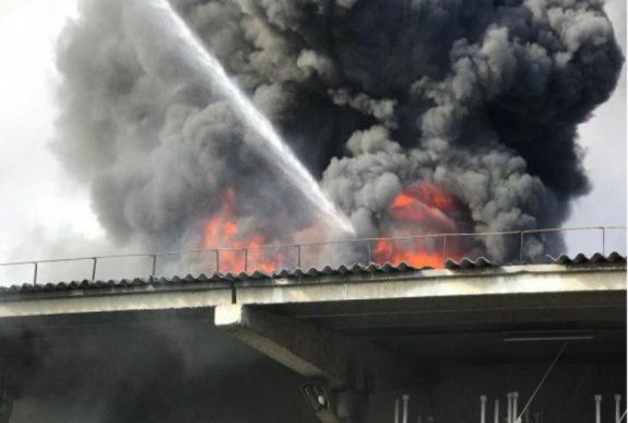 Nagy füsttel ég egy textilanyag lerakat Ploieşti-en