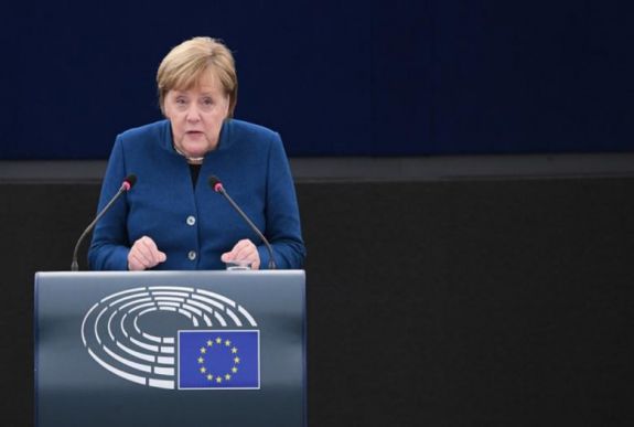 Merkel: el kell gondolkodni egy tényleges európai hadsereg létrehozásán