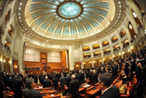 A lehallgatásokra alapozott perek újratárgyalásáról fogadott el törvényt a parlament