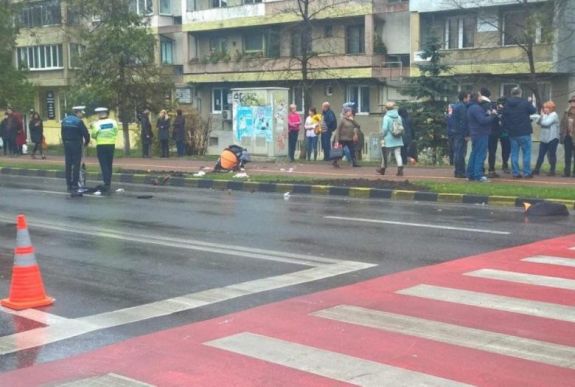 Halálra gázoltak egy babakocsis kismamát Suceaván 