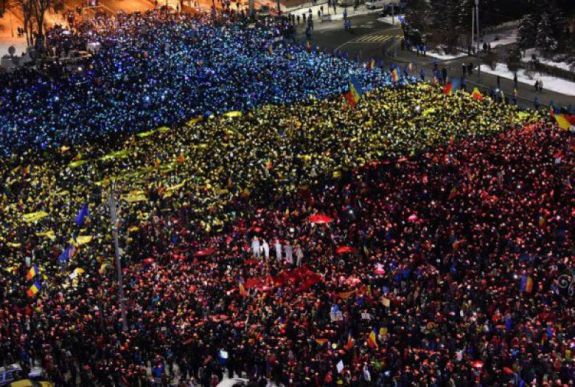 Börtönbüntetésre ítéltek tüntetőket, akik a 13-as kormányrendelet ellen tiltakoztak