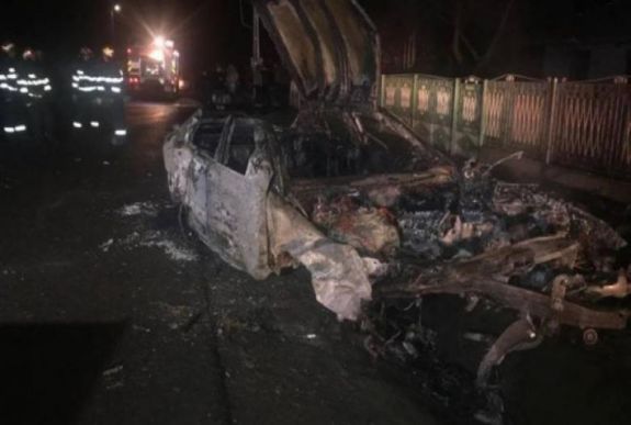 Bennégett az autójában egy 20 éves fiatal