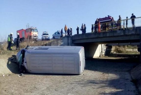 Lezuhant a kisbusz a hídról Maros megyében, sok a sérült