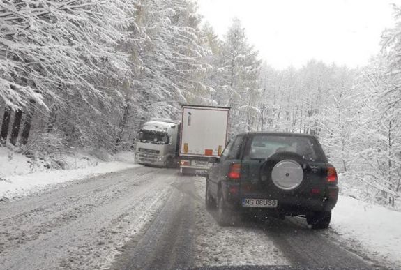 Megkeserítik a teherautók a Hargita megyei autósok életét