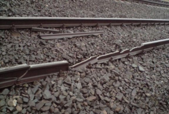 Elszakadt a sín, elakadt Székelyföldön a Hargita nemzetközi vonat