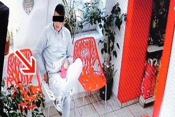 Az egész világ láthatta a lopást, visszaadta a pénzt a temesvári tolvaj