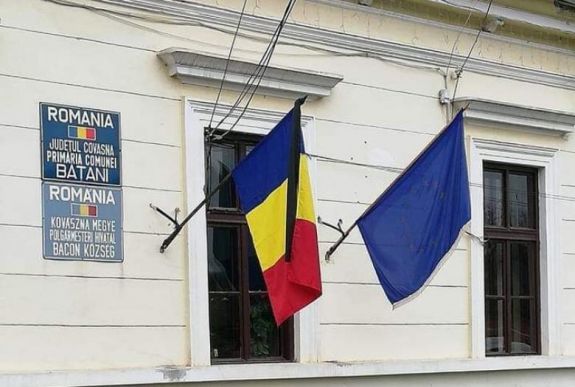Gyászszalag került Nagybaconban a román zászlóra, cirkusz lett belőle