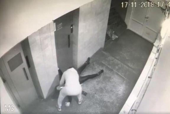 Semmire sem emlékszik a tömbházban leütött lány