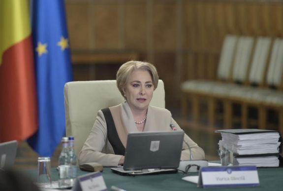 Dăncilă nyilvánosan felkérte Johannist, hogy változtasson hozzáállásán