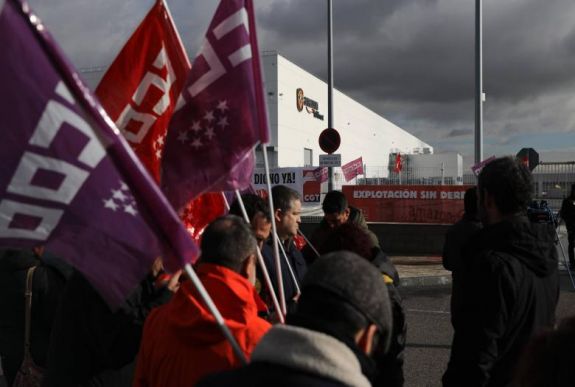Az Amazon egyik legforgalmasabb napján sztrájkolnak dolgozók