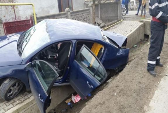 Két kamionnal ütközött a testvérpár autója, egyikük meghalt