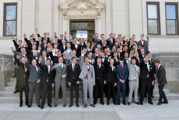 Nem büntetik meg a náci karlendítéssel fotózkodó amerikai iskolásokat