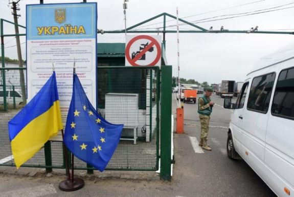 Kárpátalján újabb átkelőket zártak le tiltakozó autósok