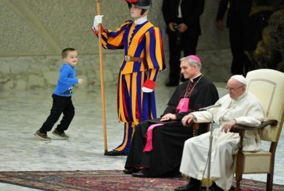 Jóságos és megértő nagyapaként fogadta Ferenc pápa a fegyelmezetlen kisfiút 