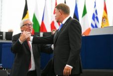 Juncker magyar történelemkönyvet kapott ajándékba – a román centenáriumra