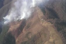 Helikopterrel oltják az erdőtüzet a Szemenik-hegységben