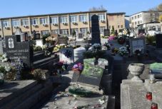 Több tucat sírt gyaláztak meg Szatmárnémeti katolikus temetőjében