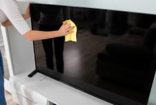 Így tisztítsa helyesen a tévéképernyőt