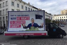 Óriásplakáttal kritizálja Orbánt Guy Verhofstadt