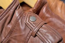 Erre valók a kabátok vállán lévő gombok