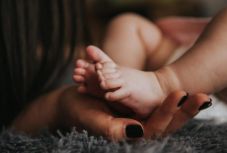 Törvénymódosítás: több pénzt a gyesen levő többgyermekes szülőknek