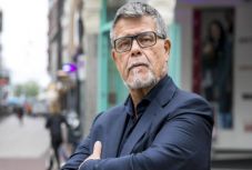 Nem tud csajozni, ezért törvényesen fiatalítaná magát egy 69 éves férfi