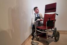 Ennyiért kelt el Hawking kerekesszéke