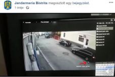 Kamera rögzítette, ahogy a fiatalember elhagy az utcán 15 ezer lejt