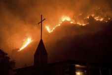 Harmincegyre emelkedett a kaliforniai tűzvész halálos áldozatainak száma