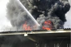 Nagy füsttel ég egy textilanyag lerakat Ploieşti-en