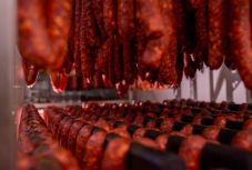 A Bihar megyei Szántó testvérek fűrészporral füstölik a kolbászt