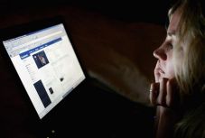 Magányosabbnak érzi magát, aki sokat Facebookozik