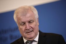 Távozásra szólította fel Horst Seehofert pártja, a CSU tiszteletbeli elnöke