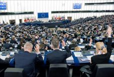 Megszavazta az EP a román kormányt és parlamentet élesen bíráló határozatot