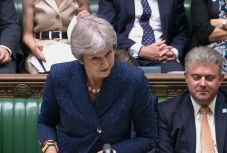 Brexit: újabb miniszter mondott le, May már a kilépés visszavonását is emlegette