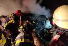 Bennégett az autóban két fiatalember Kürtös határában