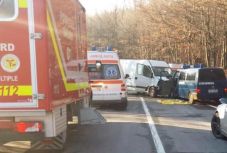 Csendőrautónak ütköztek Bodzafordulón, sok a sérült