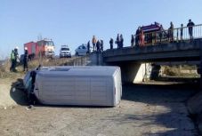 Lezuhant a kisbusz a hídról Maros megyében, sok a sérült