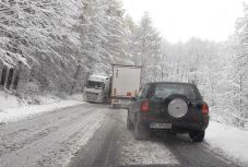Megkeserítik a teherautók a Hargita megyei autósok életét