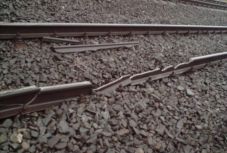 Elszakadt a sín, elakadt Székelyföldön a Hargita nemzetközi vonat