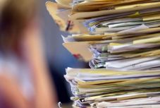 Az átlagbérnek szinte a kétszeresét lehet keresni a közigazgatásban