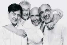 „Szabad-e bejönni ide betlehemmel?” - Erdélyben turnézik az ötven éves Kaláka együttes 