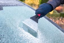 Ezzel a trükkel pillanatok alatt leolvad a jeges szélvédő