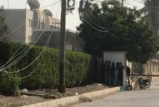 Fegyveresek támadták meg Kína konzulátusát a pakisztáni Karacsiban