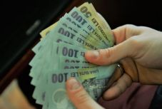 Nagyot nőttek a fizetések, de az összeg közel felét elveszi az állam