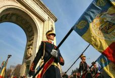 Több mint négyezer katona vonul át a bukaresti Diadalív alatt december elsején