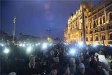 Több ezren tüntettek a tudomány és az oktatás szabadságáért Budapesten